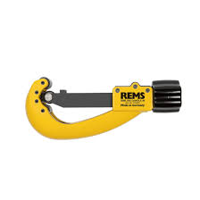 Rems 113400 R Obcinak do rur RAS Cu-INOX 6-64 Specyfikacja produktu Długie prowadzenie wrzeciona i specjalnie hartowane rolki dociskowe zapewniają dokładne prowadzenie na rurze, lekkie przestawianie oraz precyzyjne cięcie Szybkie przestawienie wrzeciona w obydwu kierunkach Do cięcia cienkościennych rur ze stali nierdzewnej, stali węglowej, miedzi i podobnych materiałów Dane techniczne Rura - Ø: 6-64 mm; 1/4 - 2 1/2" Ścianka: s ≤ 4 mm Zawartość opakowania Obcinak do rur miedzianych, cienkościennych rur ze stali nierdzewnej, cienkościennych rur ze stali, aluminium i mosiądzu. Z kółkiem tnącym. W torebce zamykanej/kartonie.