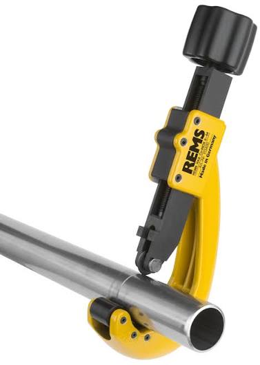 Rems 113400 R Obcinak do rur RAS Cu-INOX 6-64 Specyfikacja produktu Długie prowadzenie wrzeciona i specjalnie hartowane rolki dociskowe zapewniają dokładne prowadzenie na rurze, lekkie przestawianie oraz precyzyjne cięcie Szybkie przestawienie wrzeciona w obydwu kierunkach Do cięcia cienkościennych rur ze stali nierdzewnej, stali węglowej, miedzi i podobnych materiałów Dane techniczne Rura - Ø: 6-64 mm; 1/4 - 2 1/2" Ścianka: s ≤ 4 mm Zawartość opakowania Obcinak do rur miedzianych, cienkościennych rur ze stali nierdzewnej, cienkościennych rur ze stali, aluminium i mosiądzu. Z kółkiem tnącym. W torebce zamykanej/kartonie. - obrazek 2